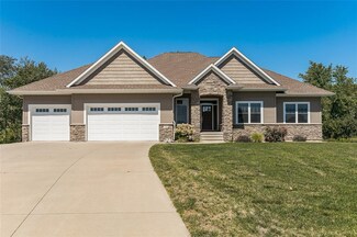 126 Willowood Dr, Hiawatha, IA 52233