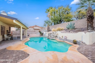 212 N Fenceline Dr, Tucson, AZ 85748