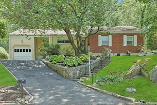 103 Woodhollow Ln, New Rochelle, NY 10804