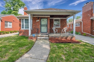 19162 Tyrone St, Grosse Pointe, MI 48236
