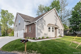 527 Indian Oaks Dr, Howell, MI 48843