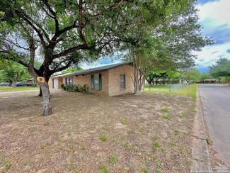 608 High Meadow Dr, Pleasanton, TX 78064
