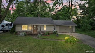888 Mallock Rd, White Lake Charter Township, MI 48386
