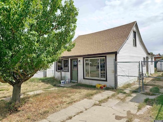 633 9th St, Evanston, WY 82930