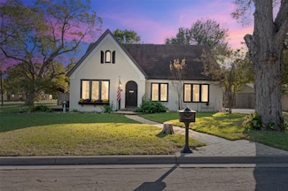 1005 E 14th St, Cameron, TX 76520