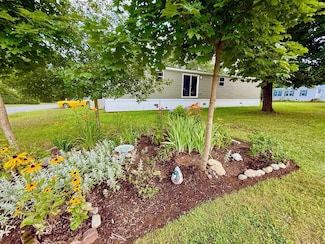 35 Family Cir, Hartland, VT 05001