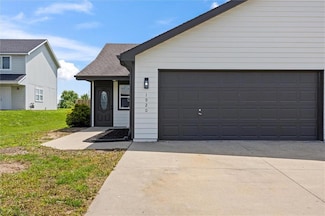 1920 Joles Dr, Tonganoxie, KS 66086
