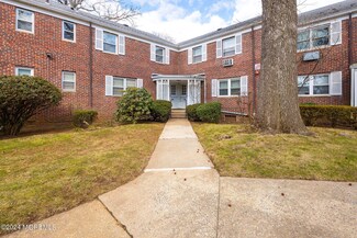 33 Manor Dr, Red Bank, NJ 07701