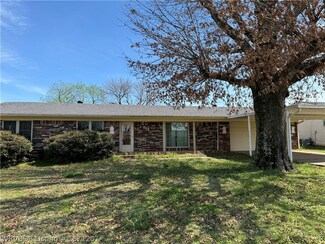 202 Maple Dr, Pocola, OK 74902