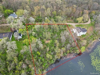 000 Greenleaf Dr, Holly Township, MI 48442