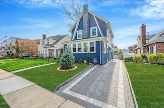 56 Whittier St, Lynbrook, NY 11563