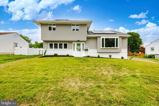 2404 Plantation Dr, Glendora, NJ 08029
