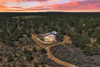 77 North Rd, Carson, NM 87517