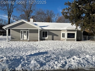 2488 Willow Beach St, Keego Harbor, MI 48320