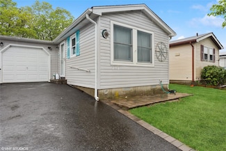 87 Village Cir W, Manorville, NY 11949