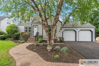 16 Lakeside Dr S, Piscataway, NJ 08854