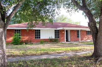 113 W Merriman St, Sinton, TX 78387