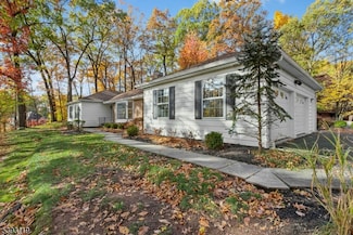 19 Ravenswood Ln, Scotch Plains, NJ 07076