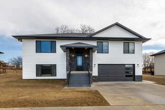 6530 Shrewsbury Ln, Dubuque, IA 52003