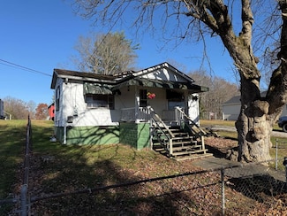 302 Burke Ave, Oak Hill, WV 25901