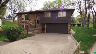 4316 Village Green Ct, Sioux City, IA 51106