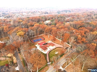 91 Chestnut Ridge Rd, Saddle River, NJ 07458