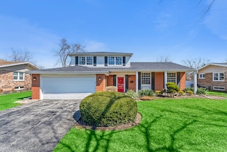 2213 Strawberry Ln, Glenview, IL 60026