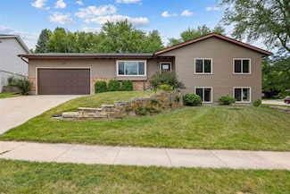 8 Wrexham Dr, Iowa City, IA 52246