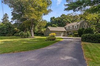 29 Oakwoods Dr, Wakefield, RI 02879