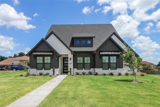 1913 Comanche Dr, Desoto, TX 75115