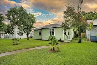 1619 W 8th St, Freeport, TX 77541