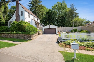 1 Spencer Ct, Hartsdale, NY 10530