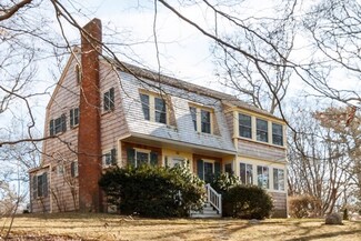 33 Hyatt Rd, Woods Hole, MA 02543