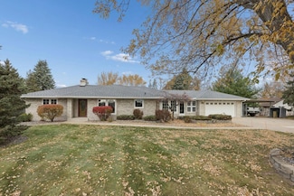 601 Viking Dr E, Saint Paul, MN 55117