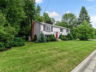 25 Surrey Ln, West Warwick, RI 02893