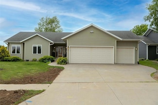 21 Eastwood St, Pella, IA 50219