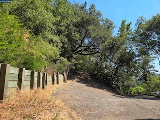 100 Black Log Rd, Kentfield, CA 94904