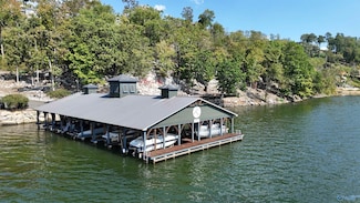 83 Boathouse Dr, Guntersville, AL 35976