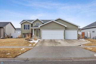 4520 Newport Ln, West Fargo, ND 58078