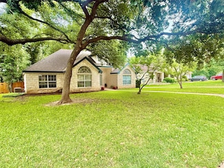 1127 Robin Rd, Elgin, TX 78621