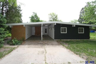 822 Lyncrest Dr, Lincoln, NE 68510