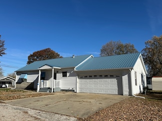 1202 E Jefferson St, Clinton, IL 61727