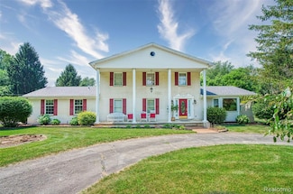 2220 Pheasant Run Rd, Howell, MI 48843