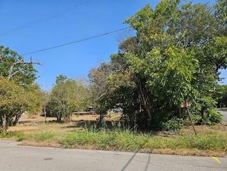 901 N Blanco St, Lockhart, TX 78644