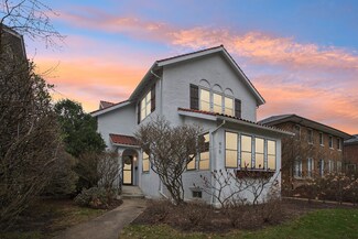 915 N Euclid Ave, Oak Park, IL 60302