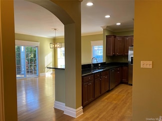 16 Nicole Ct, Copiague, NY 11726