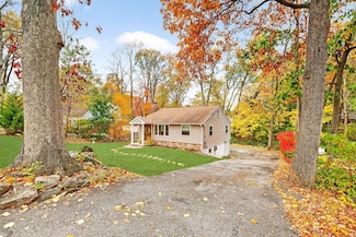 31 Woodridge Dr S, Stamford, CT 06902