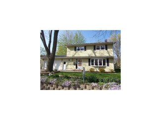 1248 Rainbow Blvd, Hiawatha, IA 52233