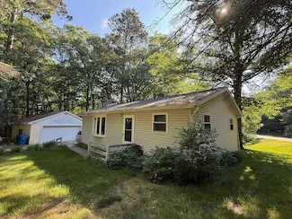 219 Russell Ave, Houghton Lake, MI 48629