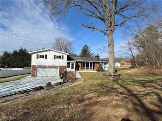 943 Pine St, Belpre, OH 45714